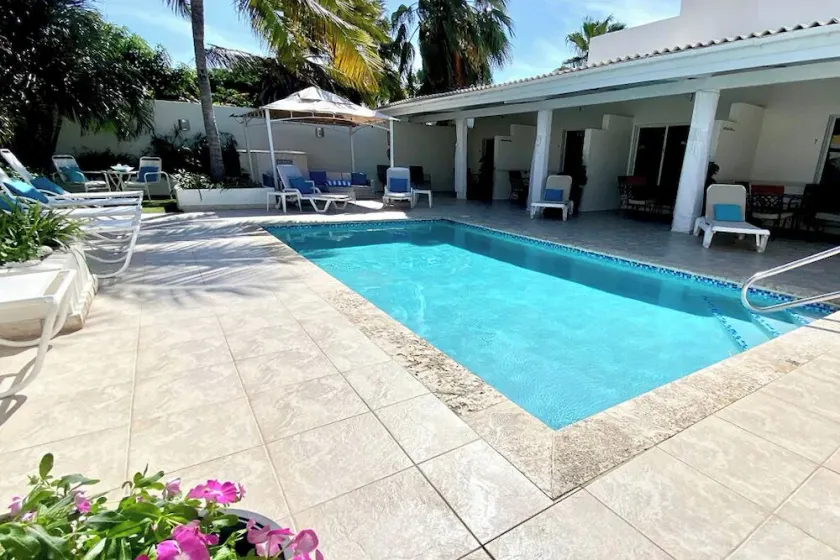 Palm Beach King Bed Suite 5 mins Walkable To The Beach & Marriott Hotel - Image 1