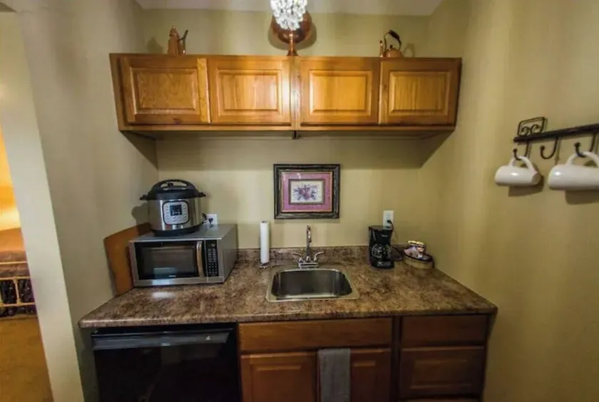 Historic Building Suite @ Glendale -King Bed-Wifi - Image 1