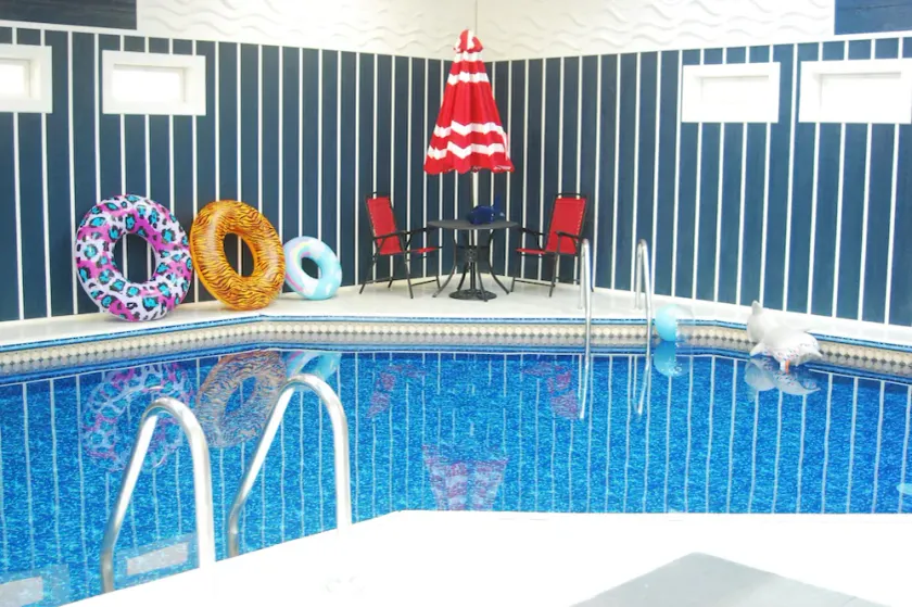 Spacious family friendly home with a heated indoor pool - Image 1