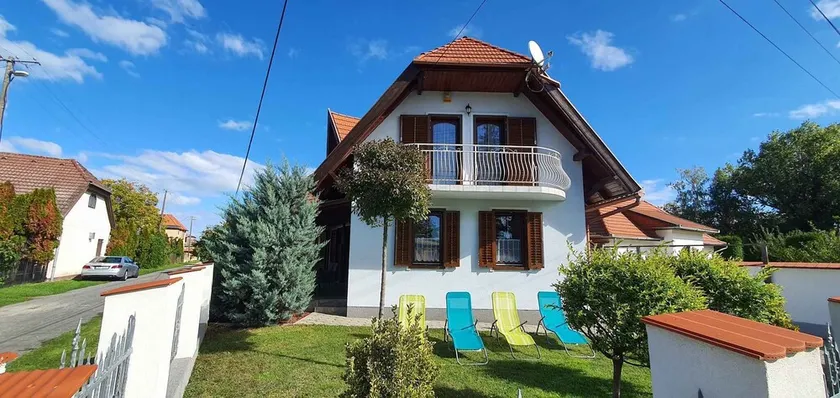 Holiday home near water with air conditioning and internet - Image 1