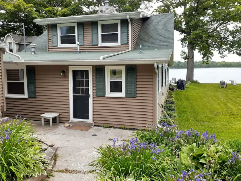 Lakefront sleeps 4-6. MSU events, weddings, golf, close to East Lansing. FISH! - Image 1