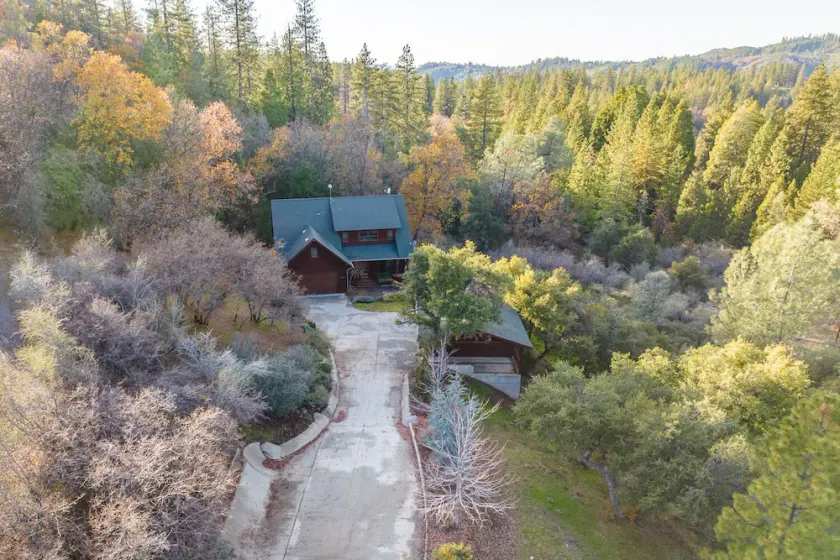 Murph Lodge- 4BR w/AC, Hot Tub, Billiards, Ping Pong and More! - Image 1