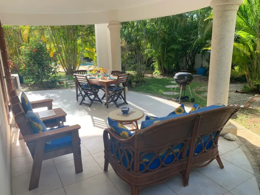 ATTRACTIVE self contained apartment in a 2 storey villa Spacious & well equipped - Image 1