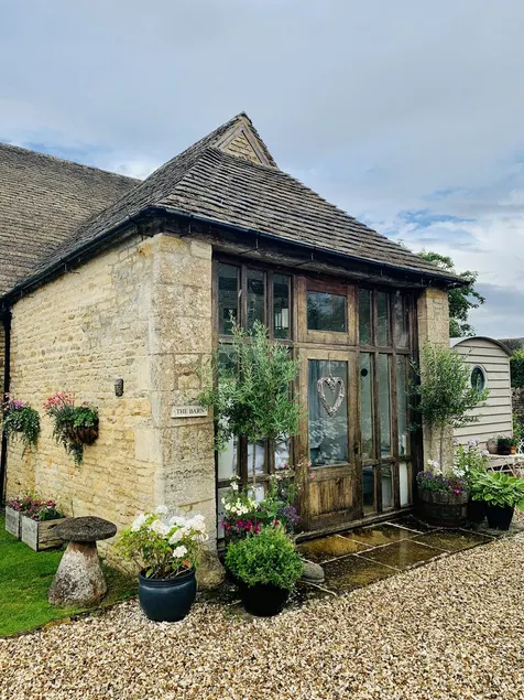 17th century converted barn in Cotswolds stone- 5 mins from Bourton On The Water - Image 1