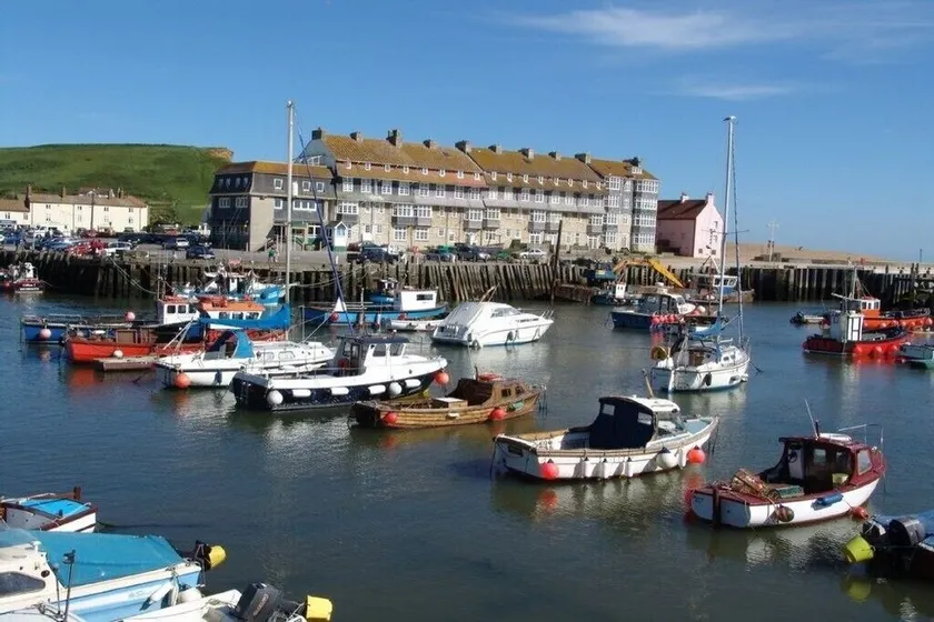 Cosy character apartment overlooking historic harbour and beach - Image 1