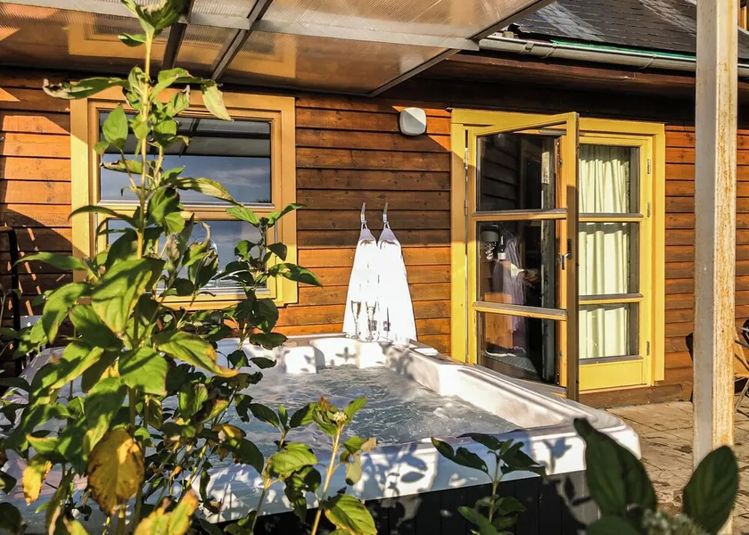 2 bedroom accommodation in Balmaha - Image 1