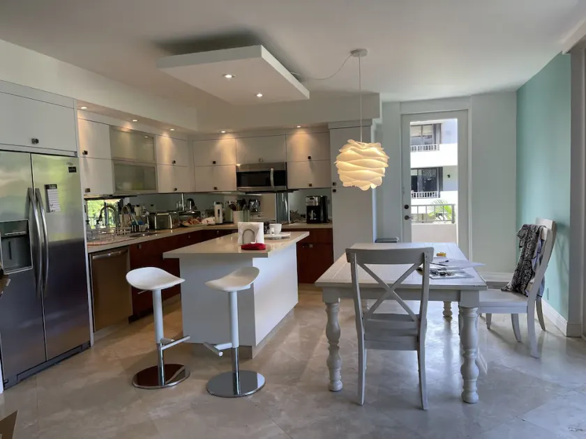 Magnificent 3 bedroom key Biscayne condo  with pools,Tennis and beach access - Image 1