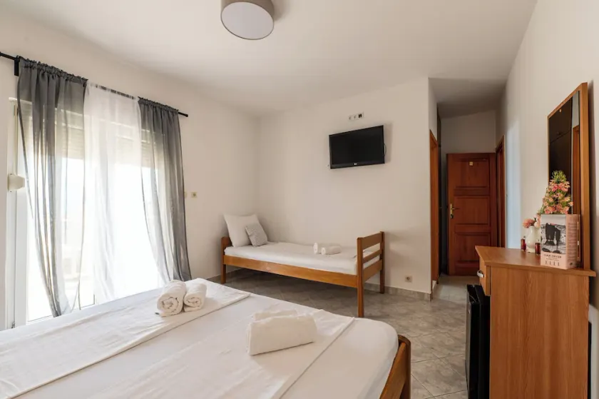 101 room with sea view, balcony & hot tub access - Image 1