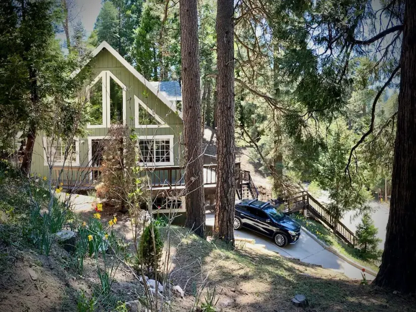 Treehouse Lodge- A quiet hilltop creative retreat, minutes from the lake. - Image 1