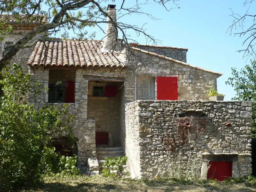 Das Maison du Rempart in LUSSAN, mittelalterlich, in lokalen Steinen - Image 1