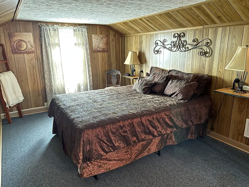 Furnished dormer room  neighboring the Maysville Country Club. - Image 1