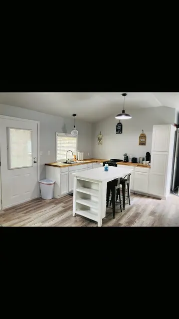 Cheerful One Bedroom Remodeled Tiny Home, close to everything! - Image 1