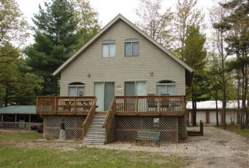 New Listing! Sleeps 15+. Spacious Cottage close to Silver Lake - Image 1