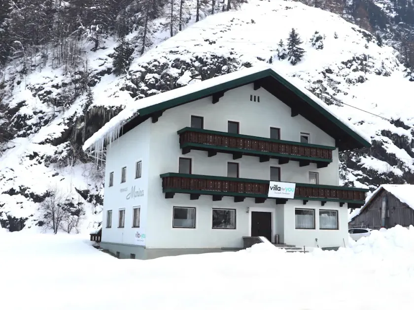 Detached group house with ski storage room - Image 1