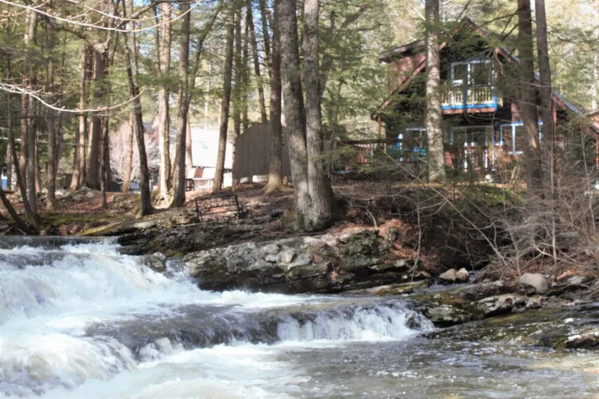 Airy 3BR on the banks of a roaring creek - Image 1