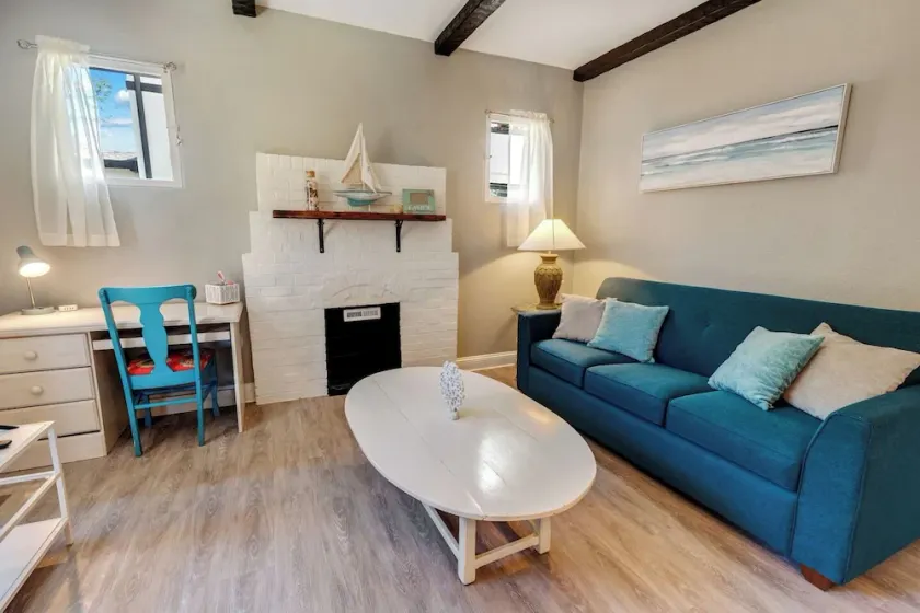 94 WalkScore | King Bed | Capitol Hill Beachy Apt - Image 1