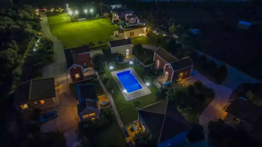 UN PARADIS DE PAIX AVEC PISCINE POUR VOTRE DÉTENTE - Image 1