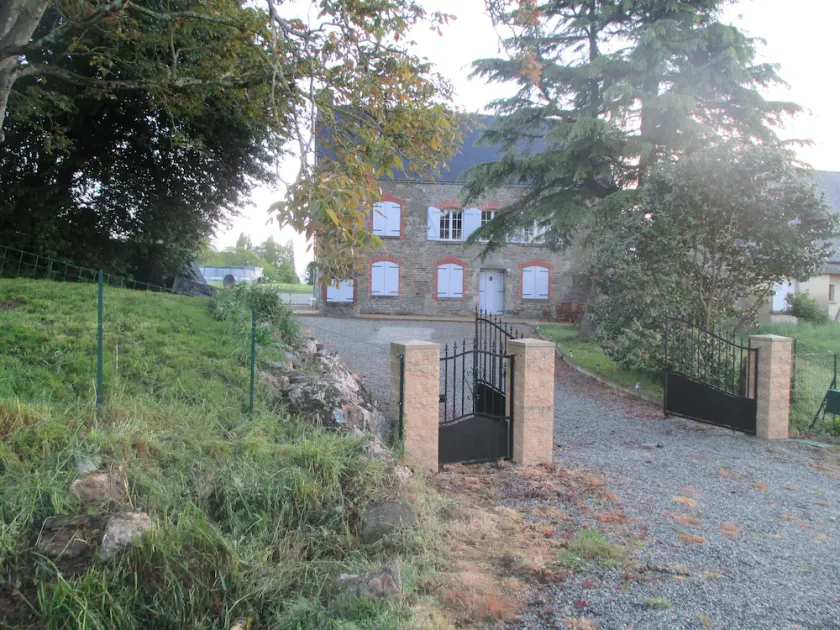 LARGE 4 BEDROOM FARMHOUSE  lots of charm, fully renovated 8+ - Image 1