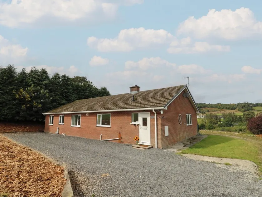 Glanyrafon Bungalow, ST HARMON - Image 1