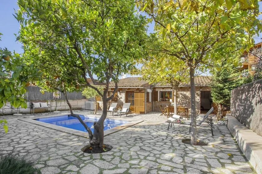 Casa de vacaciones con aire acondicionado, piscina, terraza, vistas a la montaña y Wi-Fi - Image 1