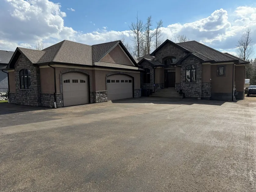 Sylvan Lake Executive Home, 10-minute walk to the beach - Image 1