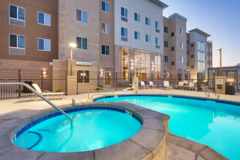 King Suite. Free Breakfast. Pool & Hot Tub. Gym. Great for Business Travelers! - Image 1