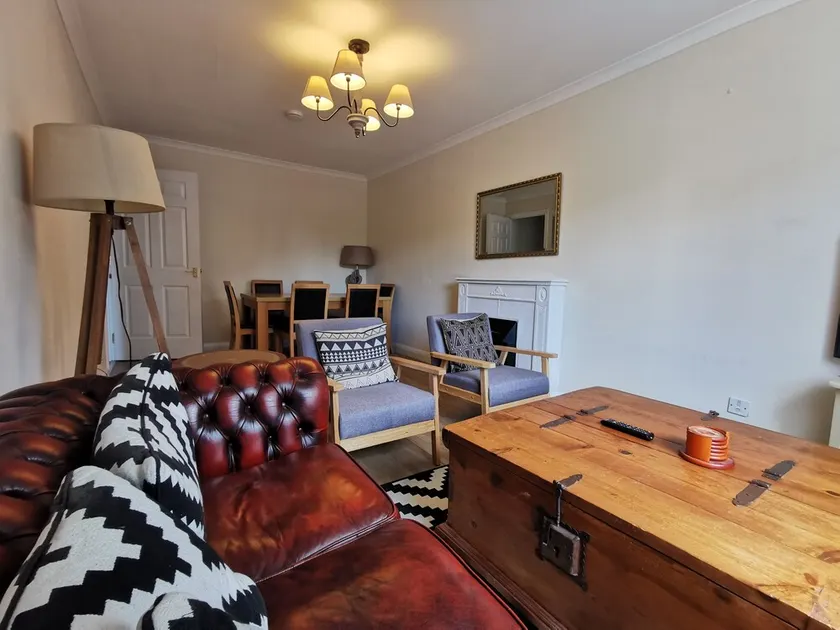 2 bed right on Leith Walk 15 min walk to Waverly ! - Image 1