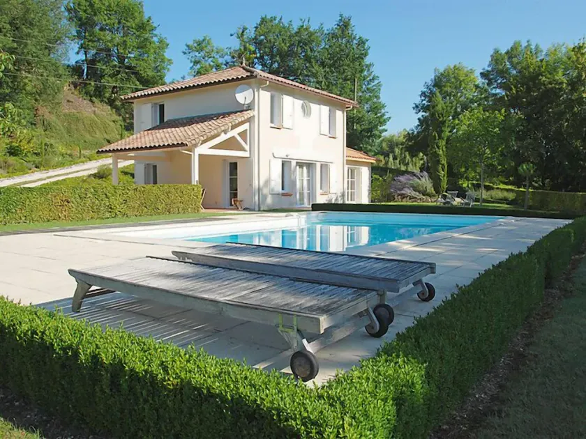 Maison de vacances conviviale et familiale avec piscine privée, barbecue et jardin | Vue nature - Image 1