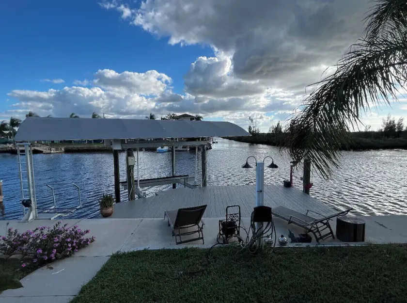 Amazing views! Fishing, kayaks, great restaurants. Well stocked-sparkling clean! - Image 1