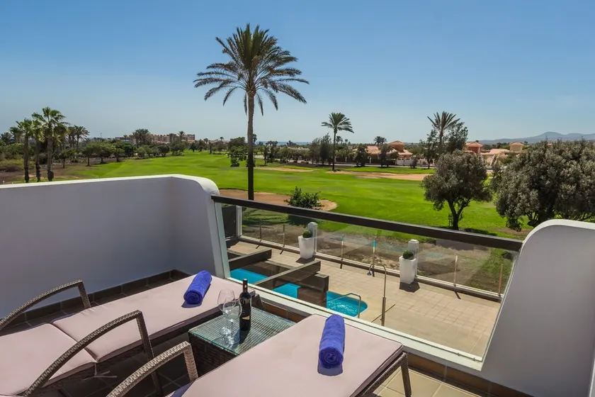 Neue freistehende Villa in erster Meereslinie auf dem renommierten Golfplatz von Fuerteventura - Image 1