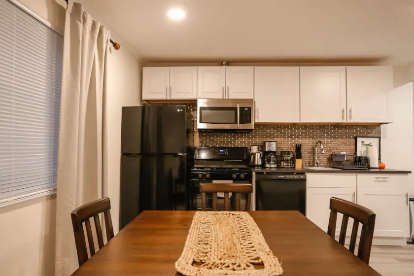 Wonderful 1BD Guest House with Outdoor Experience - Image 1