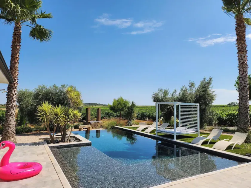 Villa vinicola contemporanea con piscina a sfioro - Image 1