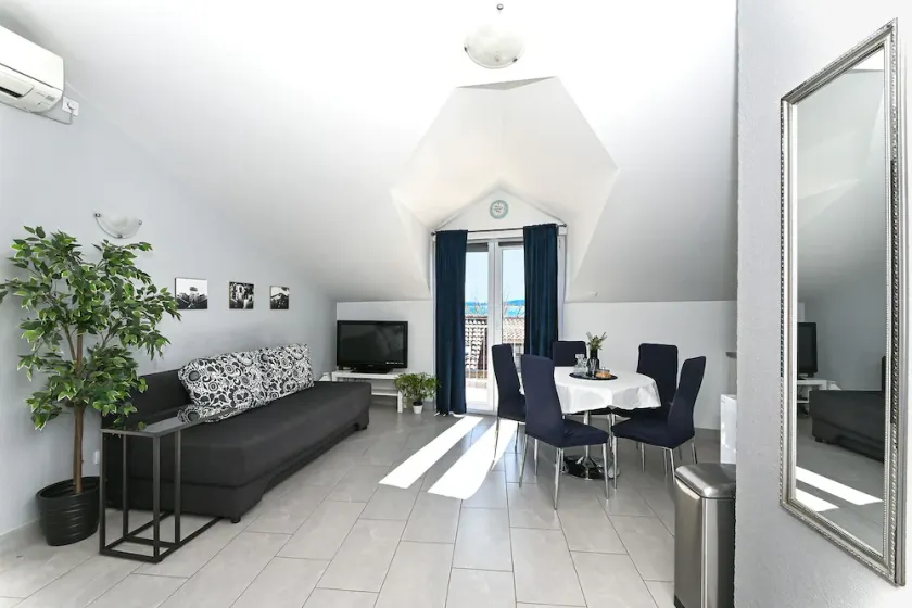 KAMBELOVAC 2 - stylish & cozy apartment for up to 4 persons, 150m from a beach - Image 1