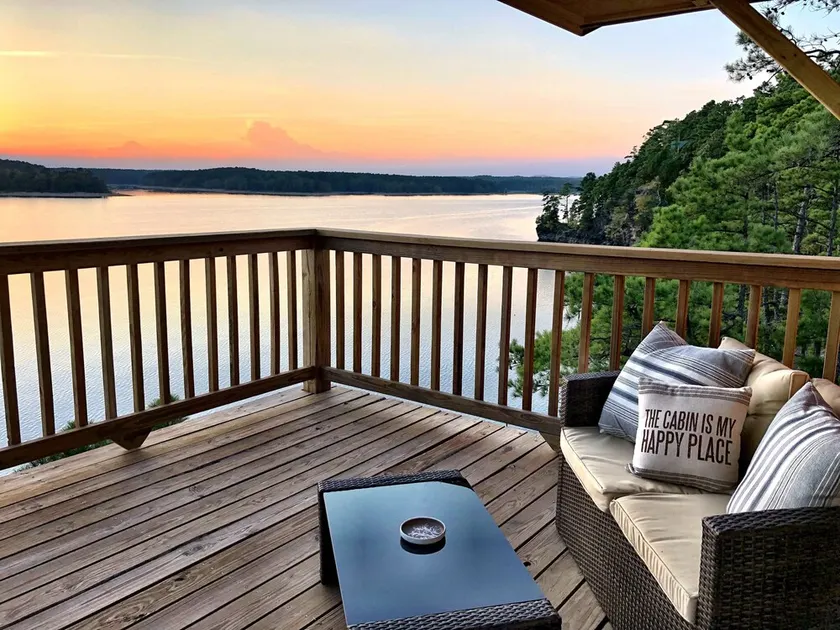 C24 - Lake view three bedroom, three bath Harbor North luxury cottage with private hot tub overlooking Lake Ouachita - Image 1