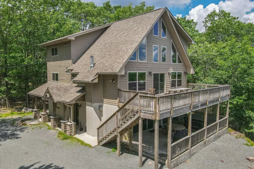 Luxurious home with hot tub for 7, game room, fireplace, central AC, & WD - Image 1