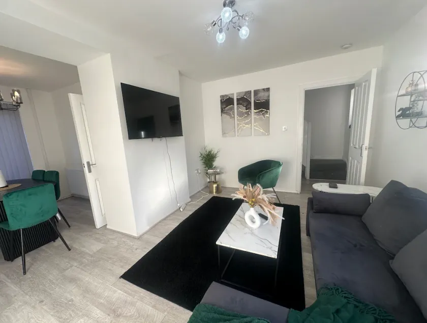 Airport House - Long Stays Near Hospital! - Image 1