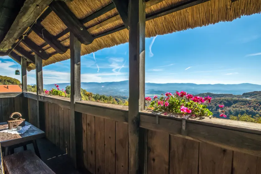 Vineyard Cottage Skatlar - Image 1