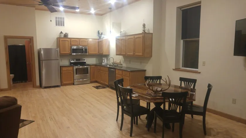 Logde sleeps 11 ...set up for exploring the Mississippi River or Driftless Area. - Image 1