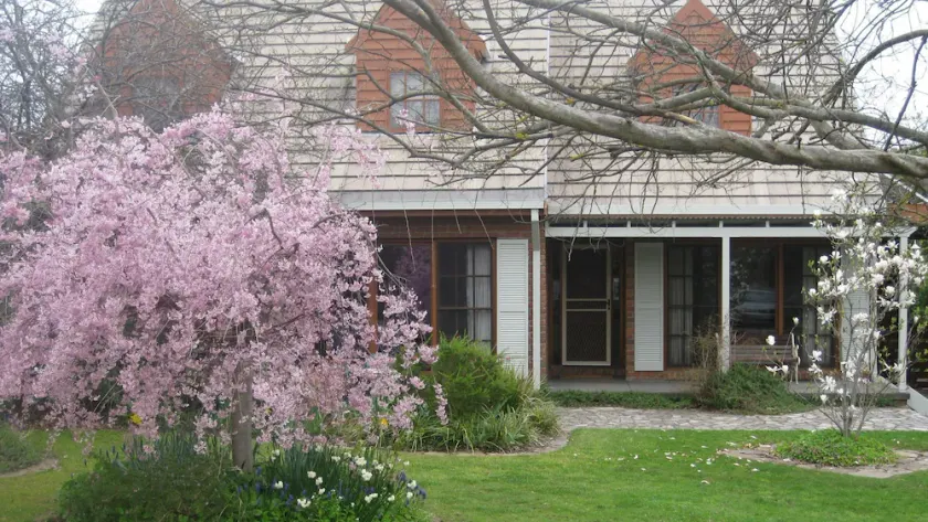 Mansfield House - Country Holiday Accommodation, Sleeps 10, up to 15 - Image 1