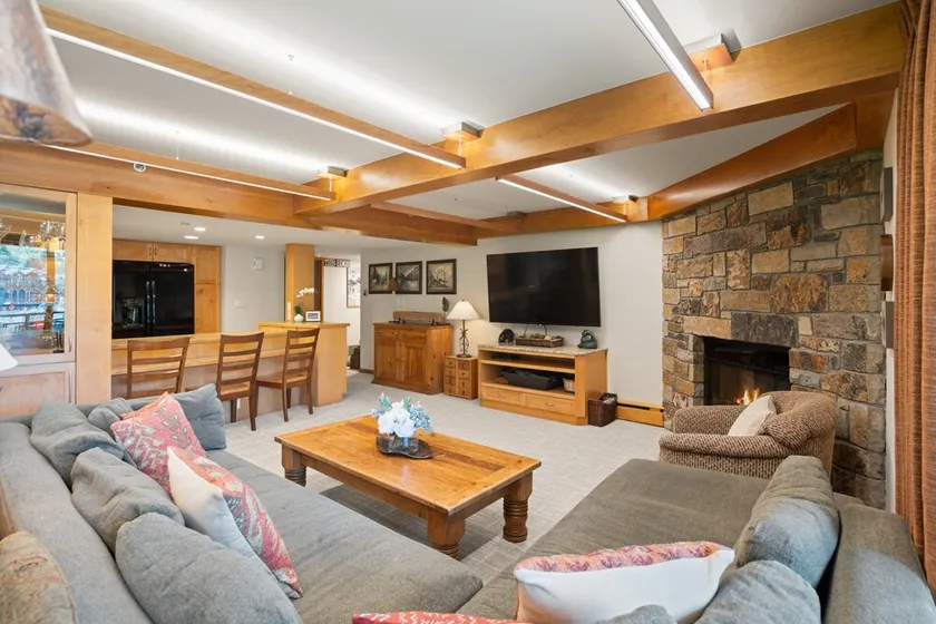 Ski-in/ski-out directly from unit, 4 Bdrm DLX, Stonebridge Condos #925 - Image 1