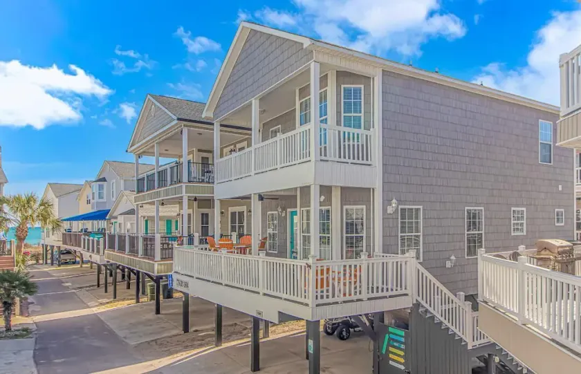 COCONUT TREEHOUSE, 5 bed/3.5 bath, 1 minute walk to beach, Holiday Inn section - Image 1