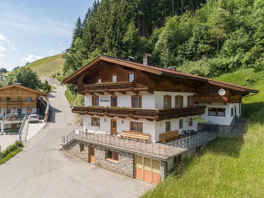 Group home with terrace, balcony and ski storage - Image 1