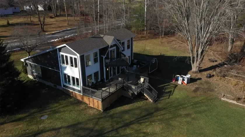 ❤️Entire Luxurious Waterfront Peninsula Cottage - VERY LARGE COTTAGE W/ HOTTUB❤️ - Image 1