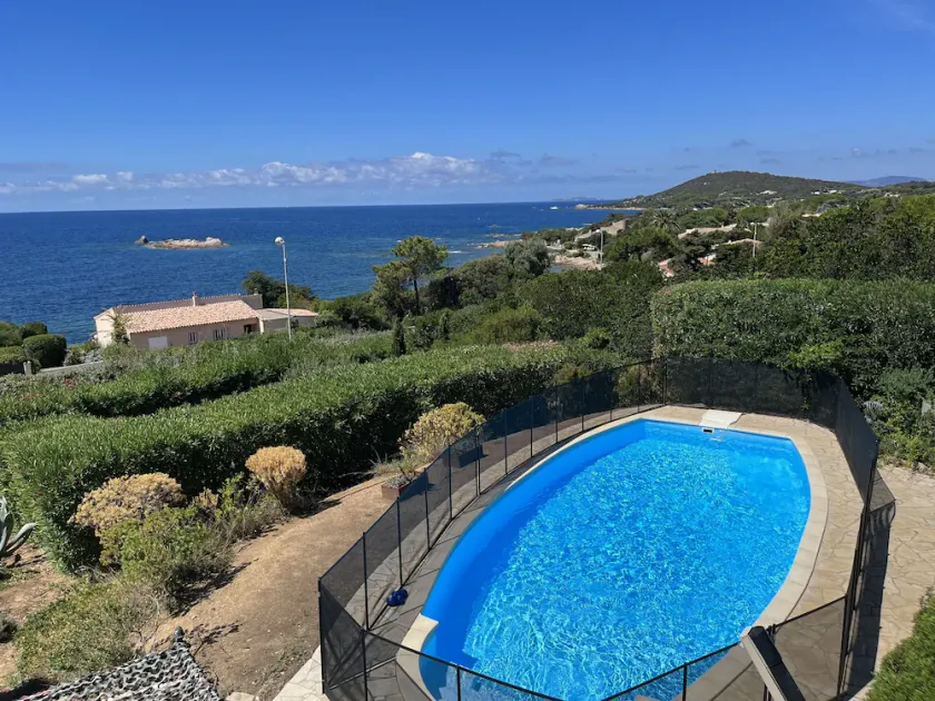 House with a beautiful view, facing the sea, confidential beach 30 metres away - Image 1