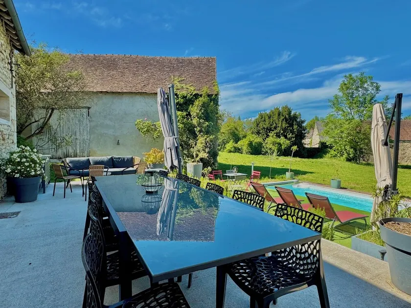 Beautiful architect-designed house with swimming pool, a blend of classic and modern - Image 1