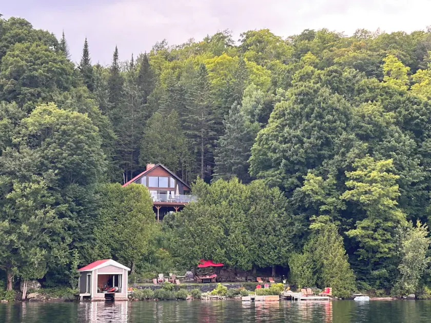 Beautiful waterfront property - Image 1