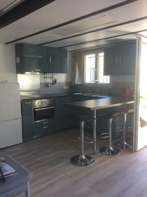 Detached house with 2 small terraces, a 15-minute walk from the beach - Image 1