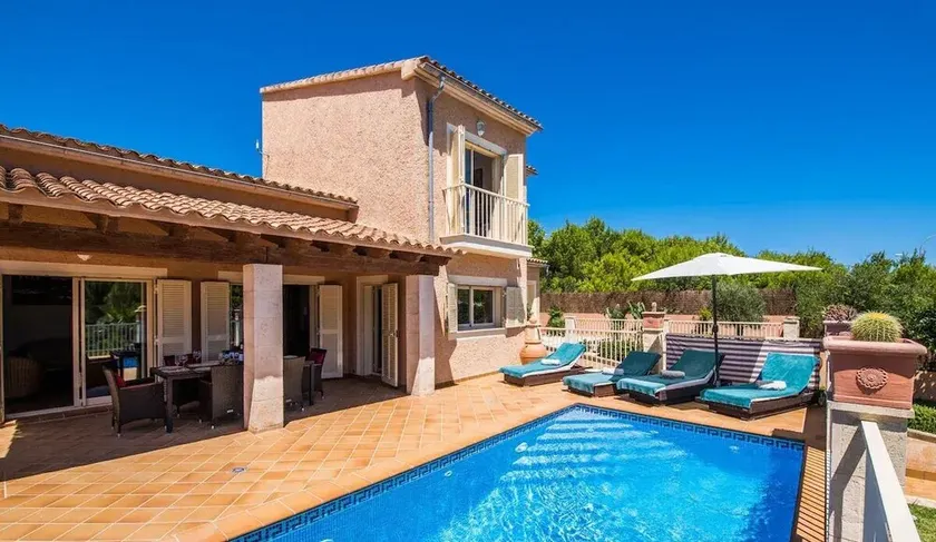 Maison de vacances de luxe avec vue sur la mer directement au-dessus de la plage de Cala Mesquida - Image 1