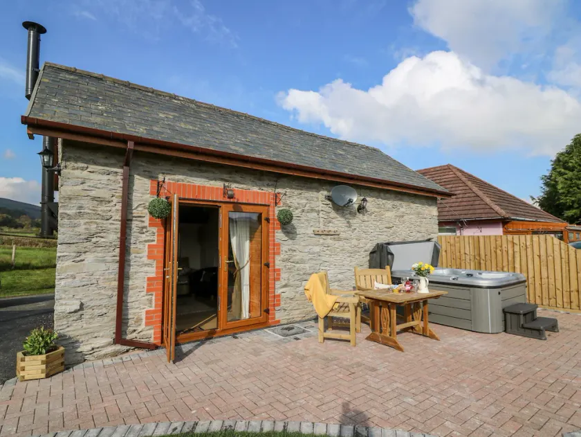 TEGFAN BARN, romantic, character holiday cottage in Rhayader - Image 1