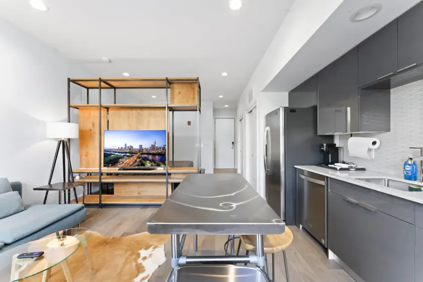 Prime East Downtown Studio w pool gym laundry - Image 1
